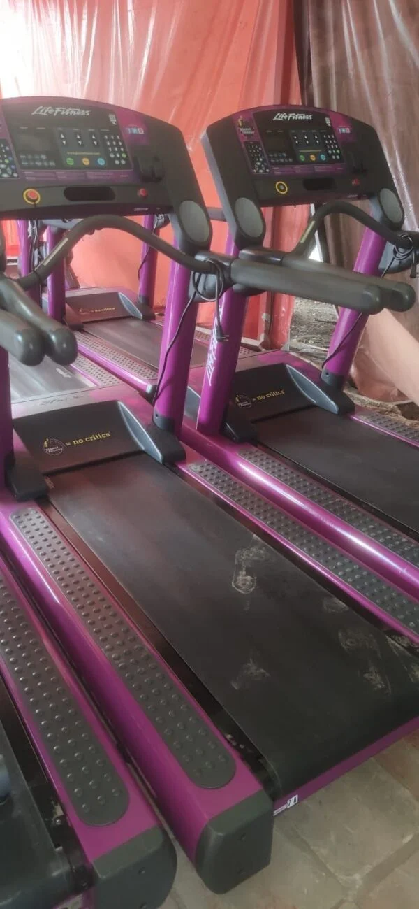 Caminadora marca Life Fitness Integrity IPod morada